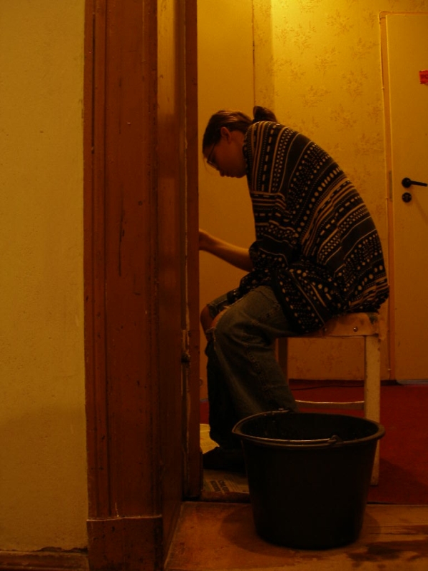 Dziecko Ludwika pracująca. Przy swoich drzwiach. Dziecko Ludwika pracująca. Przy swoich drzwiach.