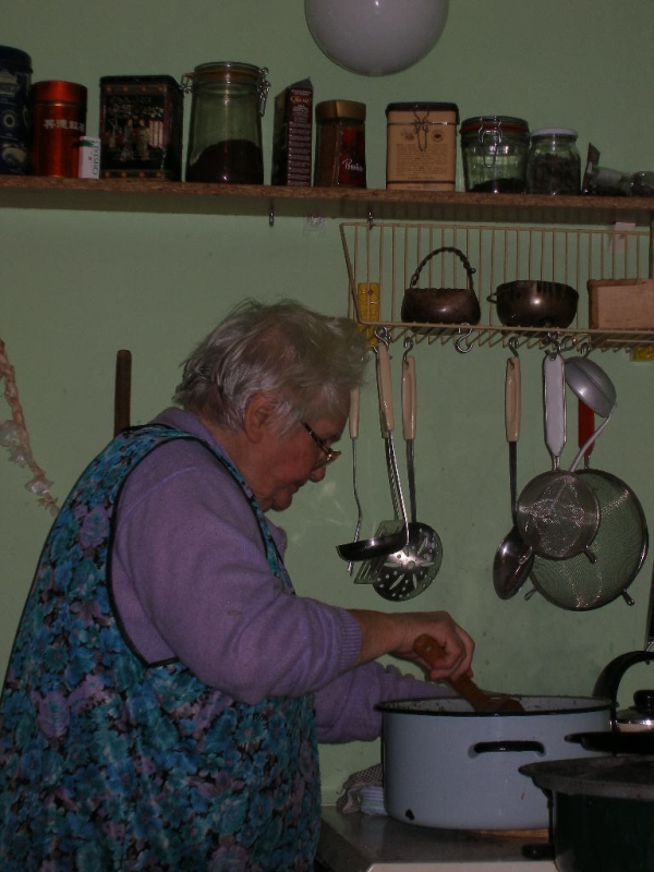 Mama przy farszu pierogowym Mama przy farszu pierogowym